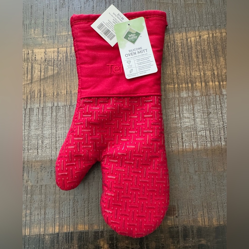 NWT Teflon Silicone Oven Mitt 7X14 inches Red
